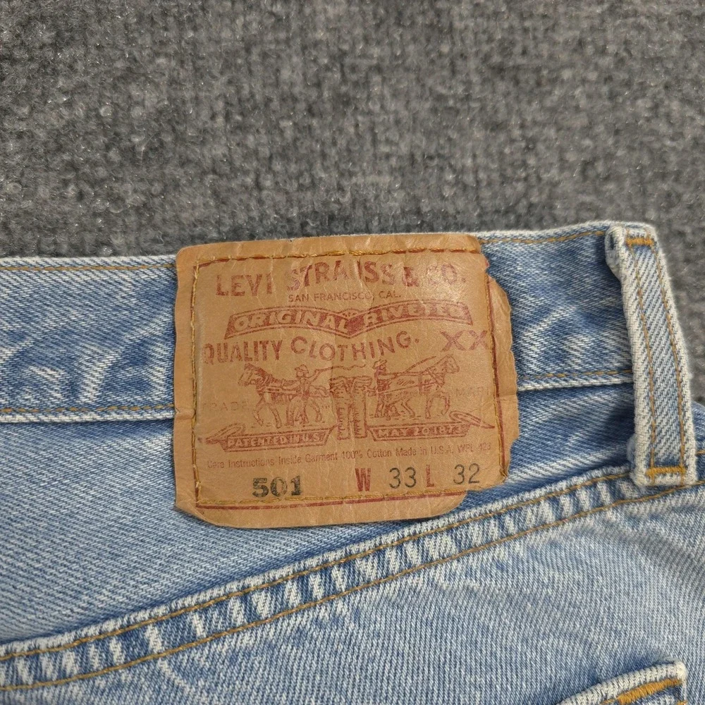 Vintage Levis Jeans Mens 32x32 Light Blue Denim 501 Button Fly Made USA 90s